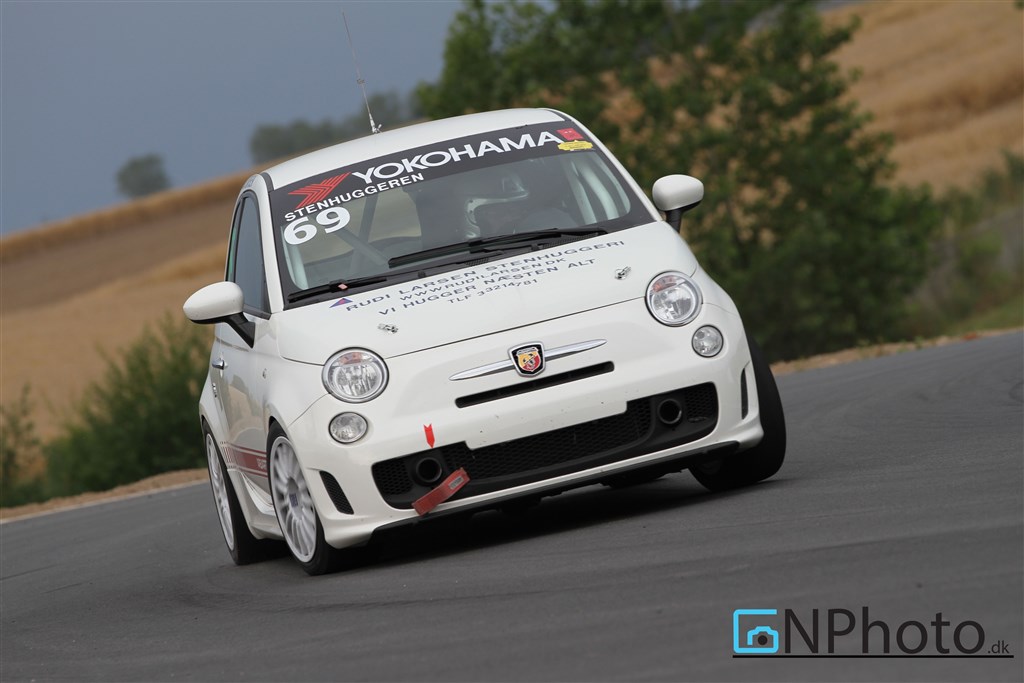 Rudi Larsen fik rystet den uheldige oplevelse fra tidligere på året af sig ved seneste afdeling på Ring Djursland. Hen mod slutningen af weekenden viste han rigtig god fart i den hvide Fiat 500 Abarth med nummer 69 på siden.
(Foto: CN Photo)